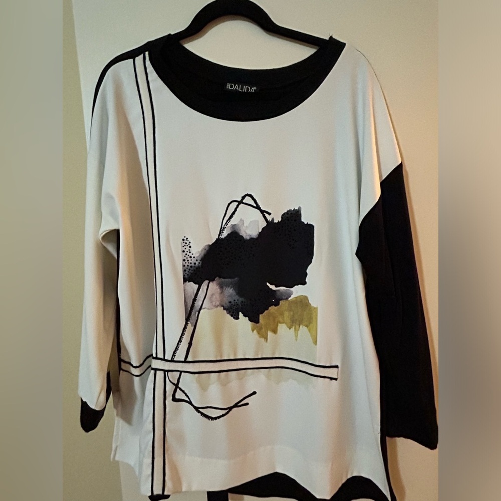 Miss Dalia tunic top, black and cream, size 5